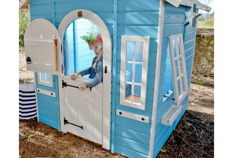 Kinder spielen in einer holzernen Spielhütte im Freien