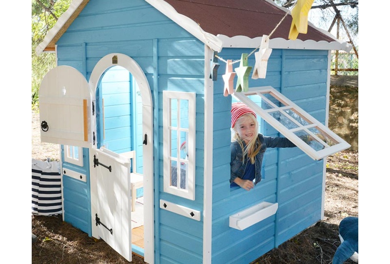 Kinder spielen in einer holzernen Spielhütte im Freien