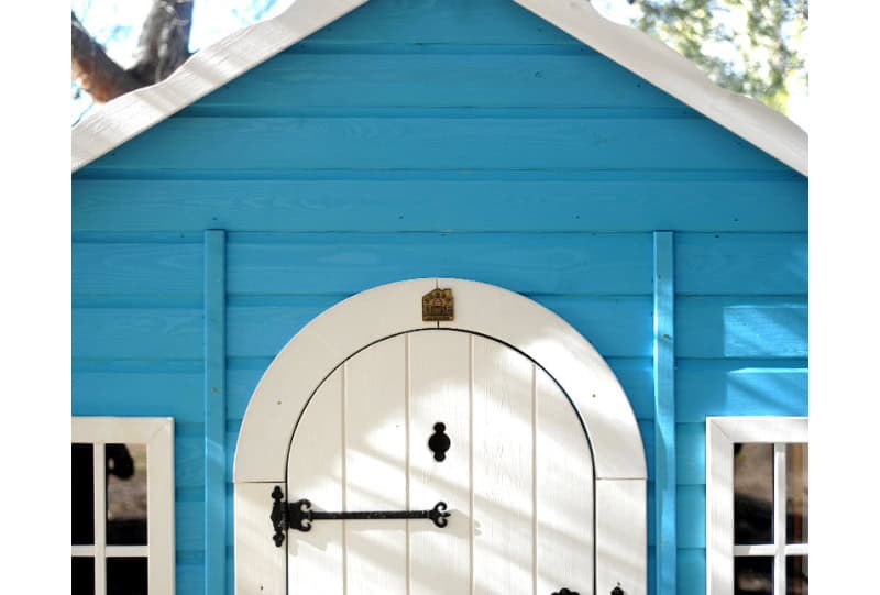 Petits Belges jouant dans une cabane en bois à l'extérieur