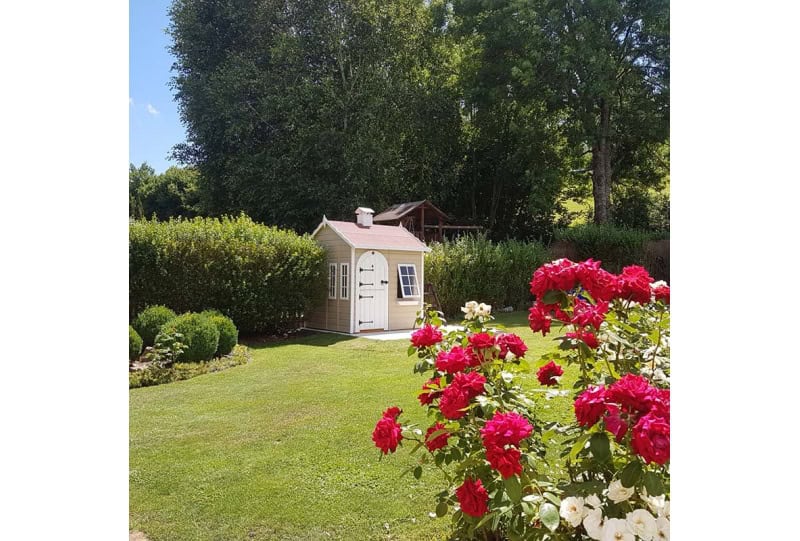 Petits Belges jouant dans une cabane en bois à l'extérieur