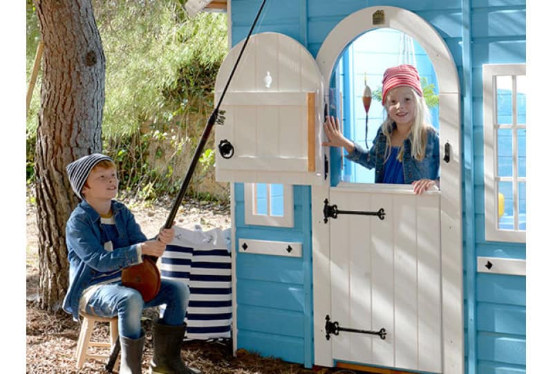 Petits Belges jouant dans une cabane en bois à l'extérieur