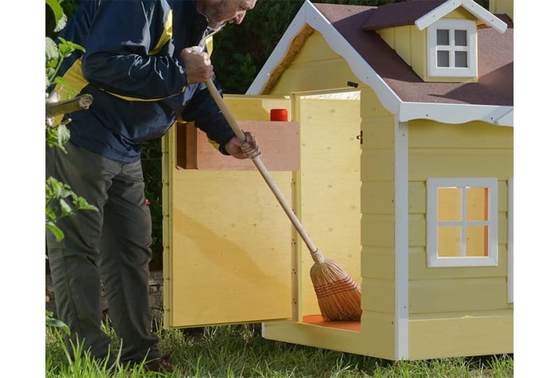 Enfants jouant dans une cabane en bois à l'extérieur