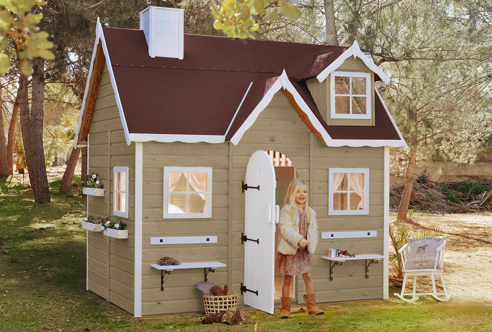 Casetta per bambini in legno di pino con tetto a capanna Kela Verde Outdoor  Toys - Habitium®